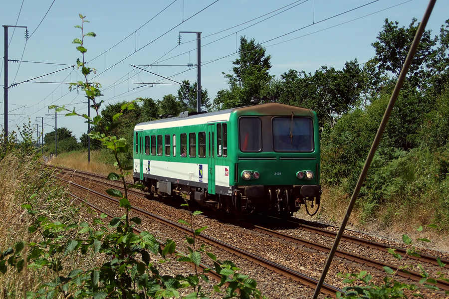 A peine arrivé le train arrive, le coin photo n'est pas dégagé... hop cadrage vite fait sur l' X 2124 le 30.06.2008.jpg